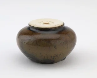 Mały słoik używany jako pojemnik na herbatę, prefektura Gifu, okres Muromachi lub Momoyama (ceramiczny)