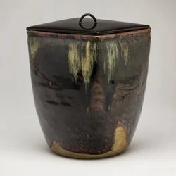 Takatori-Ware Water Jar (Mizusashi) (glazurowana kamionka z lakierowaną pokrywką)