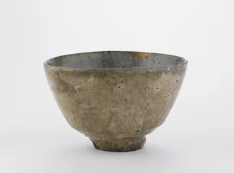 Miseczka do herbaty w kształcie koreańskiej herbaty Ido, prefektura Yamaguchi, okres Edo, XVIII-XIX w. (kamionka z białym poślizgiem pod glazurą jesionową)