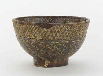Miseczka do herbaty z żłobioną dekoracją, wyspa Tsushima, prefektura Nagasaki, okres Edo (ceramika)