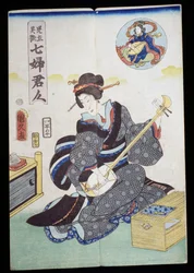 Kobieta grająca w shamisen