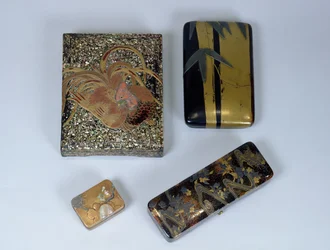 Etui piśmiennicze zdobione kogutem, etui piśmiennicze z motywem bambusa i kobako przypisywane Ogacie Kōrinowi (1658-1716), a także skrzynka na wiadomości rodziny Kajikawa, XVI-XVIII wiek