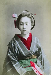 Młoda dziewczyna w kimonie, ok. 1860-70 (zdjęcie ręcznie kolorowane)