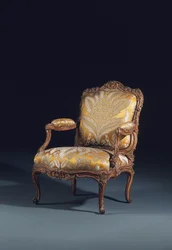 Jedna z pary fauteuils Ludwika XV a la Reine (drewno i tkanina)