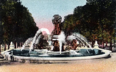 Paryż: widok na fontannę czterech części świata (cztery części świata) lub fontannę obserwatorium lub fontannę Carpeaux na Place Camille Jullian, Jardin du Luxembourg, zbudowaną w latach 1867-1874 przez architekta Gabriela Daviouda ( 1824