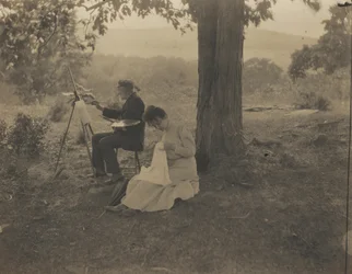Kobieta szyjąca, mężczyzna malujący, 1900 (zdjęcie)