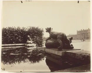 Wersal, Fontaine du Point du Jour, (Tigre Terrassant un Ours by Houzeau)
