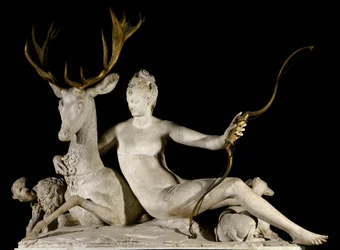 Diana łowczyni i jeleń. Modelką była Diane de Poitiers, księżna Valentinois (1499-1566), a dzieło przeznaczono do fontanny zamku Anet. Rzeźba Jeana Goujona (1510-1565), XVI wiek. Paryż, Muzeum Luwru