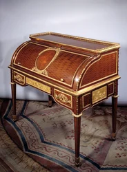 Meble Ludwika XVI: gabinet walec Królowej Francji Marii Antoniny (1755-1793) wykonany z amarantu, palisandru, brązu i dębu przez Jeana Henri Riesenera (1734-1806) 1784 wym. 1,05x1,13x0,64m. Paryskie Muzeum Luwru