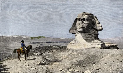 Kampania (wyprawa) egipska (1798-1801): Napoleon I Bonaparte (1769-1821) przed Sfinksem z Gizeh w Egipcie