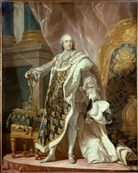 Portret u stóp Ludwika XV (1710-1774) w stroju sakralnym, króla Francji. Obraz Jean Martial Fredou (1710-1774) wg Louis Michel van Loo (1707-1771) 1761 Dim. 2,77x1,95 m - Portret na całej długości przedstawiający Ludwika XV (1710-1774), króla Francji, w ko