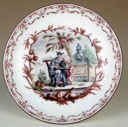 Talerz porcelanowy przedstawiający chińską scenę szachową. Zrealizował Jean Michel Liotard (1702-1796). Paryż, sztuka dekoracyjna