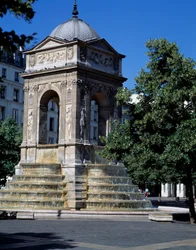Architektura: widok na fontannę Niewiniątek. Zaprojektowany przez architektów Jean Goujon, Augustin Pajou i Pierre Lescot. 1546-1549. Plac Joachima du Bellay, Paryż.