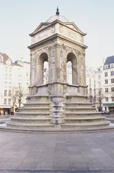 Francja, Paryż, Fontaine des Innocents, kamienna fontanna ze schodami.
