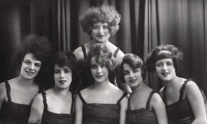 Grupa taneczna lub teatralna, ok. 1900-1929.