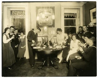 Alice Foote MacDougal zabawia grupę marynarzy w swoim małym mieszkaniu w Old War, Greenwich Village, Nowy Jork, USA, ok. 1917-18 (zdjęcie żelatynowo-srebrowe)