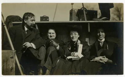 Beals na wakacjach na tyłach samochodu, ok. 1905-40 (zdjęcie żelatynowo-srebrowe)