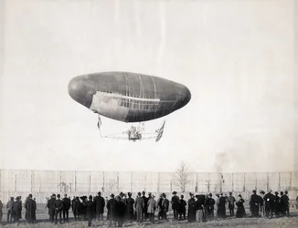 Sterowiec Francois w locie z Departamentu Transportu na Wystawie Światowej w 1904 r.