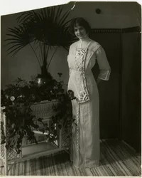 Szary turecki materiał z czarno-białym haftem, Lord & Taylor, ok. 1905-18