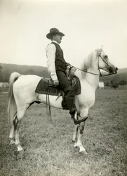 Rysownik Homer Davenport na swoim koniu arabskim, ok. 1905-12 (zdjęcie żelatynowe)