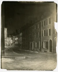 Patrząc w dół West Cedar Street, gdzie kończy się i przecina Chestnut St, Boston, USA, ok. 1902-10 (zdjęcie żelatynowo-srebrowe)
