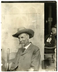 Mężczyzna w kapeluszu, medal, ok. 1905-40 (fotografia żelatynowa srebrna)