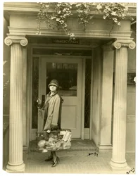 Mrs L C Harper (Mabel Herbert Urner) w drodze do Europy w celu pobrania próbek, Nowy Jork, USA, ok. 1905-27 (zdjęcie żelatynowo-srebrowe)