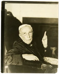 Pani Mary Moore, Brookline, Mass., 91 lat, recytująca balladę, ok. 1905-27