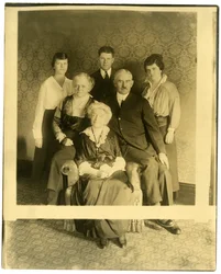 Starsza pani to pani Lyman James, siostra Marshalla Fielda, ok. 1905-28 (zdjęcie żelatynowe)