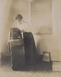 Portret Lillian Baynes Griffin z jej aparatem, 1905-10