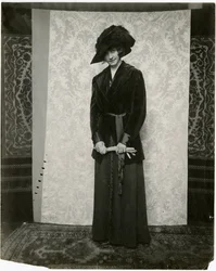 Czerwony aksamitny garnitur z plisowaną spódnicą akordową, Arnold & Constable, ok. 1905-18 (zdjęcie żelatynowo-srebrowe)