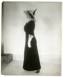 Prawidłowy sposób stania podczas chodzenia, ok. 1905-18 (zdjęcie żelatynowe)