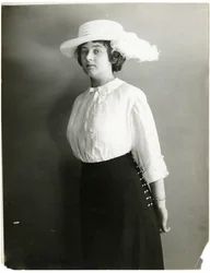 Jedwabna bluzka i biała czapka, McCreery, ok. 1905-18