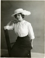 Biała jedwabna bluzka, McCreery