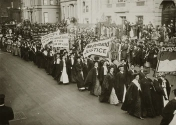 Kobiety w akademickich strojach maszerujące w paradzie wyborców w Nowym Jorku, 1910 r