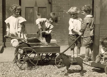 Małe dzieci ładujące żwir do wózka, ok. 1915 (zdjęcie)