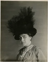 zbliżenie kapelusza z piórami, ok. 1905-18 (zdjęcie żelatynowo-srebrowe)