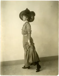 model w kapeluszu z piórami, ok. 1905-18 (zdjęcie żelatynowo-srebrowe)