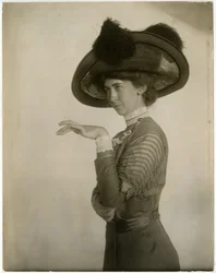 profil kapelusza z piórami, ok. 1905-18 (zdjęcie żelatynowo-srebrowe)