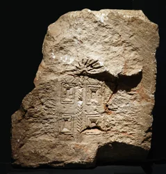 Relief z kapliczki Tory z Khirbet es-Samara, Samaria, ok. IV wne (kamień)