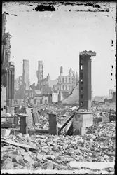 Widok z południowo-zachodniego rogu ulic Dearborn i Monroe, ukazujący hotel Grand Pacific w tle i ruiny bloku Honore na pierwszym planie po pożarze Chicago w 1871 r., ok. 1871 r.