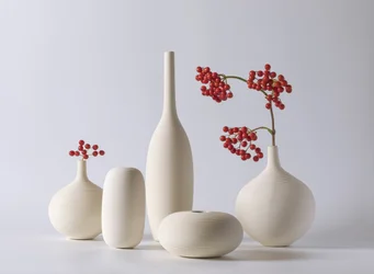 Ceramiczne wazony z motywem czerwonych jagód