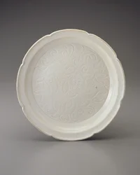 Naczynie z foliowym brzegiem i rzeźbioną dekoracją, prowincja Hebei (ceramiczna)