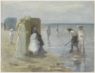 Widok wzdłuż linii przypływu na plaży Scheveningen z dwiema paniami i dziećmi