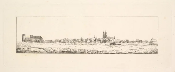 Widok na Stare Miasto z kościołem i wysokimi domami szczytowymi.