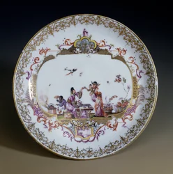 Sztuka niemiecka: porcelana miśnieńska. Chinoiserie reprezentująca Azjatów pijących herbatę. Spodek dekorowany przez Johanna Gregora Hoeroldta (lub Herolda 1696-1775), ok. 1730 r. Paryż, Sztuka dekoracyjna