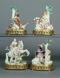 Cztery grupy miśnieńskie przedstawiające Cztery Kontynenty, oprawione w złocony brąz Ludwika XVI, modelowane przez Johanna Joachima Kändlera (1706-75), połowa XVIII wieku