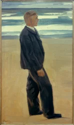 Młody mężczyzna przed surfem