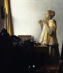 Młoda kobieta z naszyjnikiem z pereł