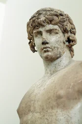 Antinous, posąg z marmuru paryjskiego, ze świątyni Apollina w Delfach w Grecji, cywilizacja rzymska, II wiek n.e., detal